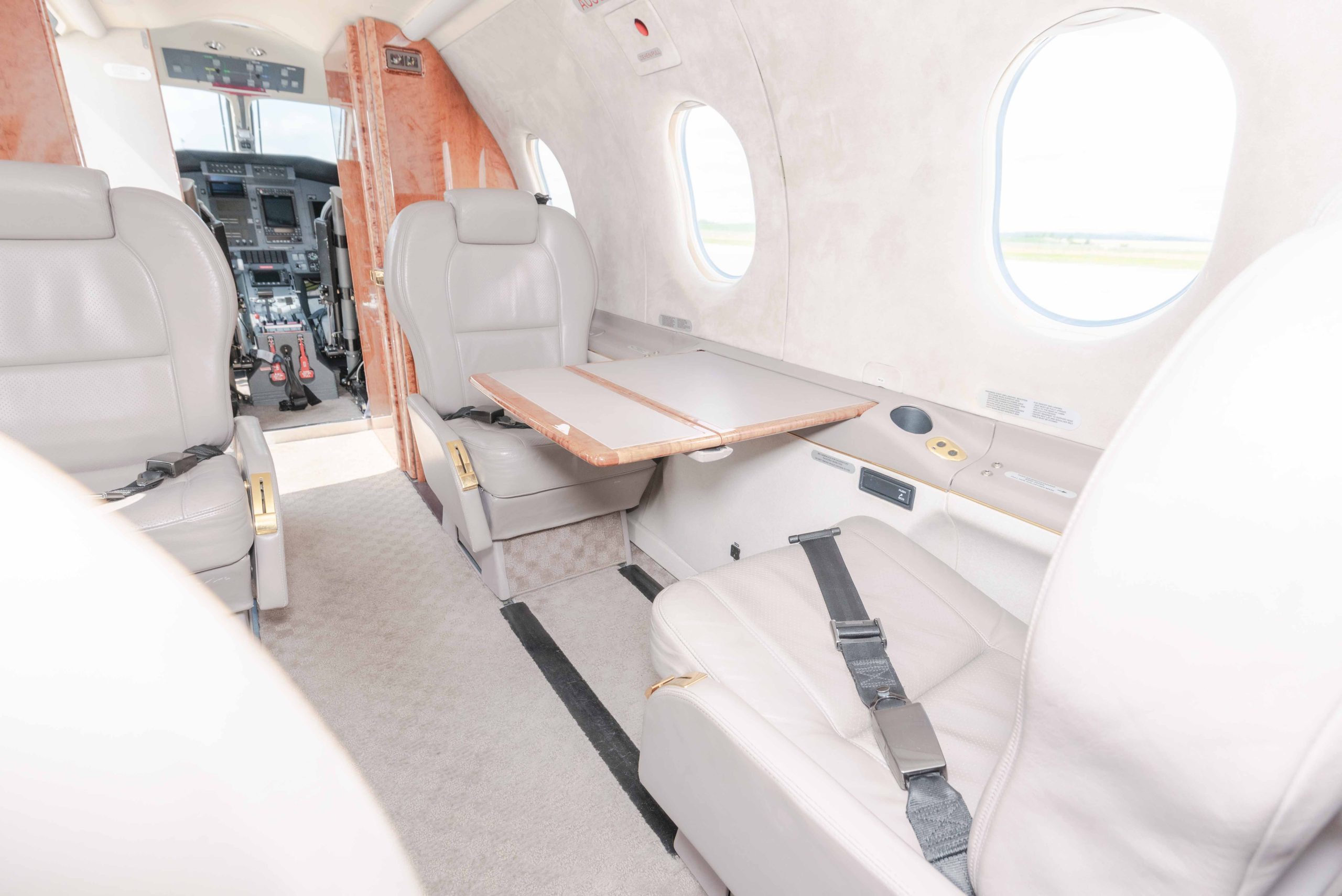 Pilatus PC-12 Interior mit Ledersitzen und Tisch