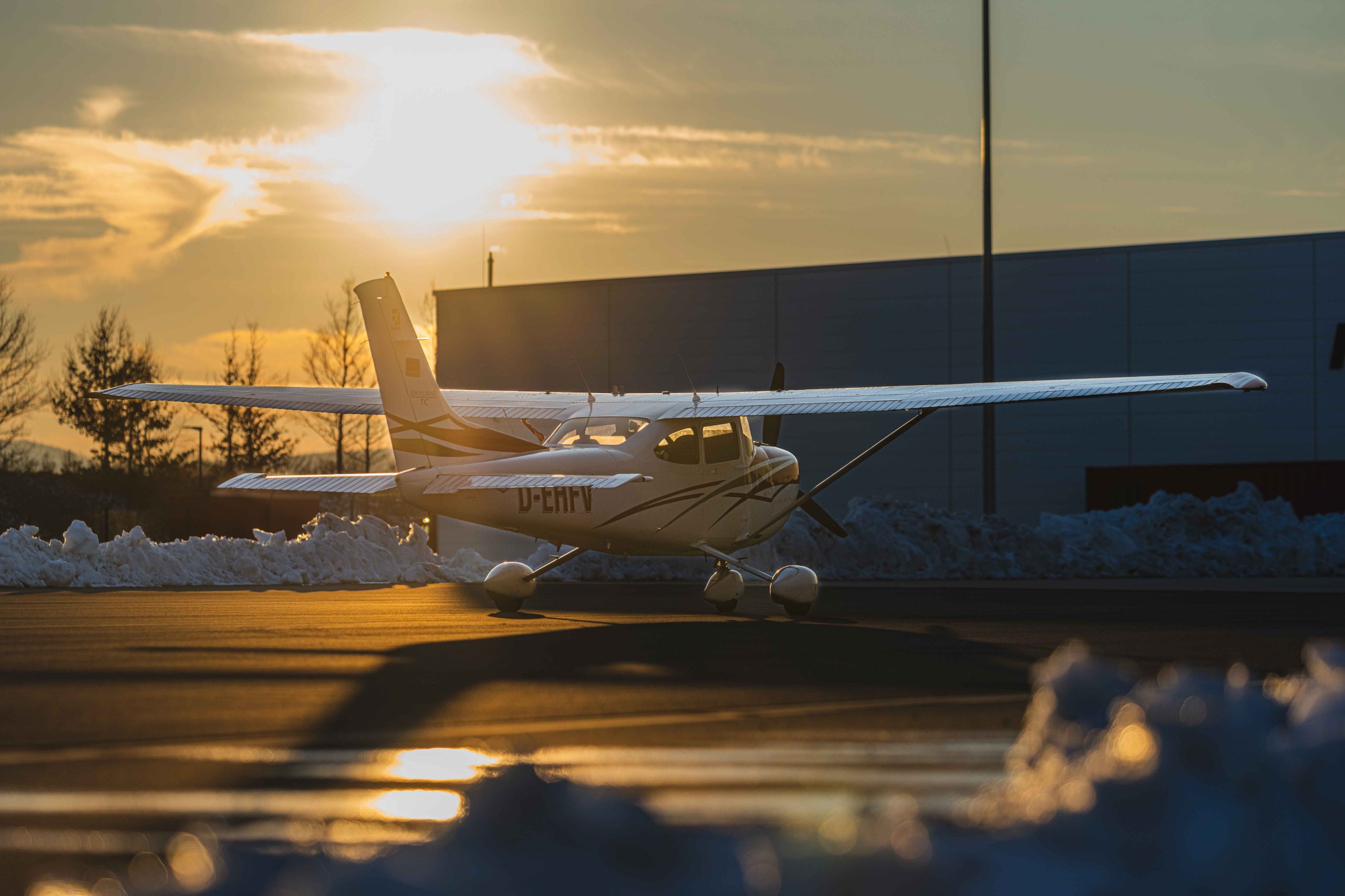 Der Flieger D-EHFV bei Sonnenaufgang