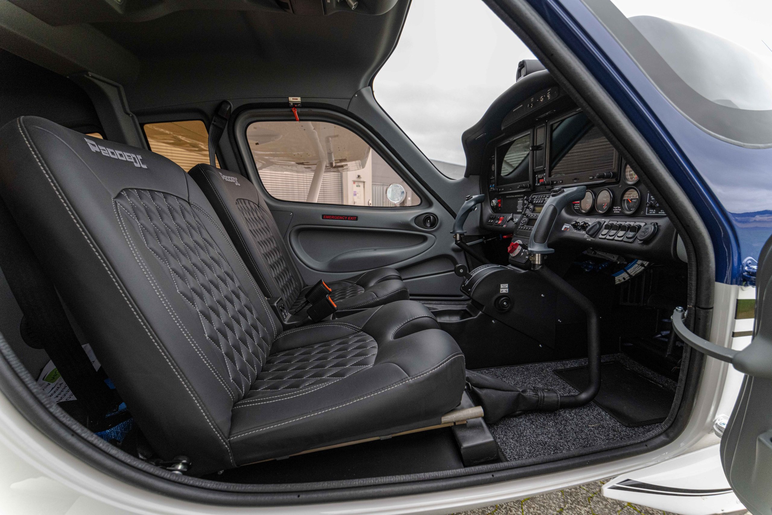 Innenraum der Tecnam P2008JC mit Ledersitzen und Cockpitansicht