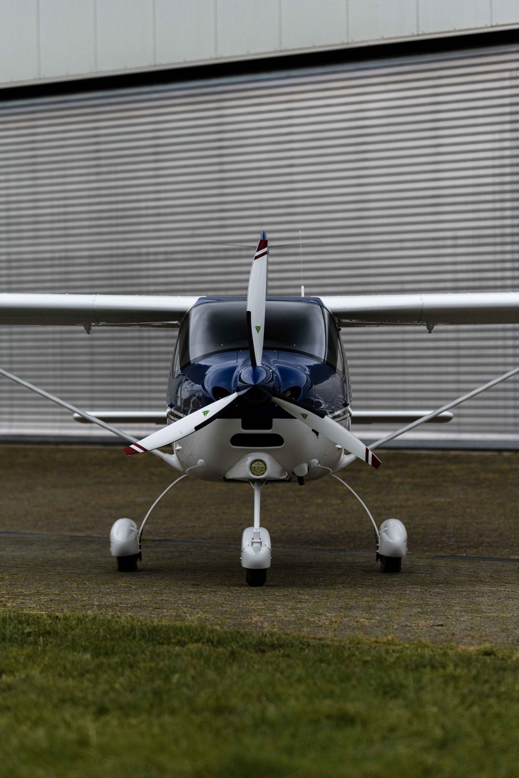 Frontalansicht Tecnam P2008JC (D-EHGM) vor geschlossenem Hangar
