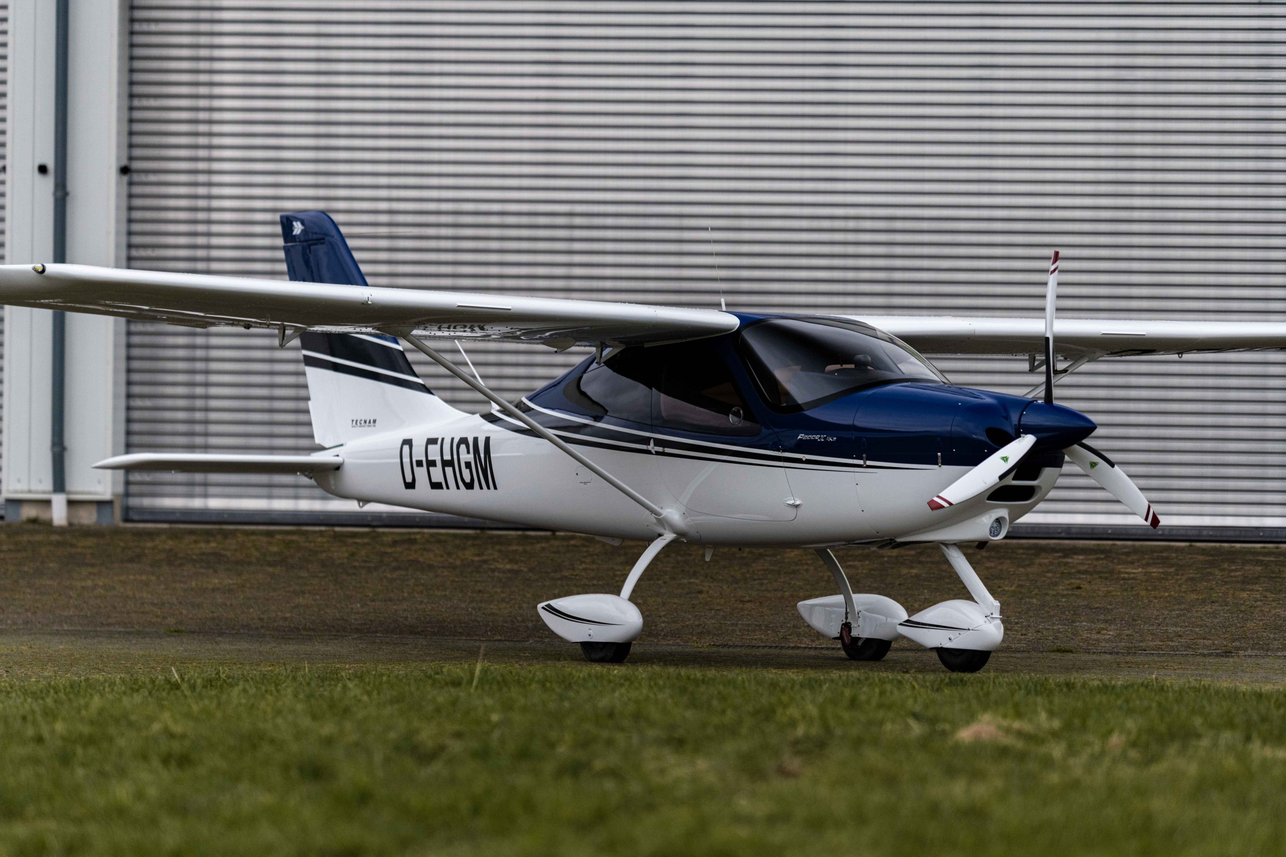 „Tecnam P2008JC Seitenansicht vor Hangartor, Luftfahrzeug D-EHGM
