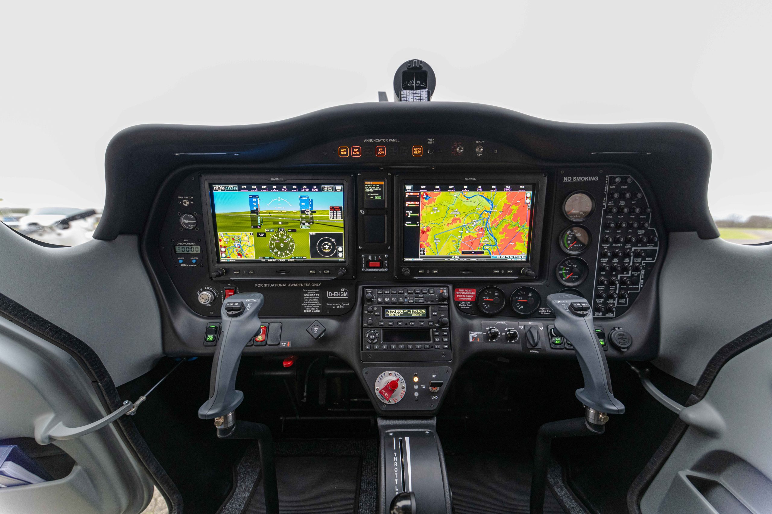 Cockpit der Tecnam P2008JC mit Garmin G3X Touch Glascockpit und dualen Steuerhörnern