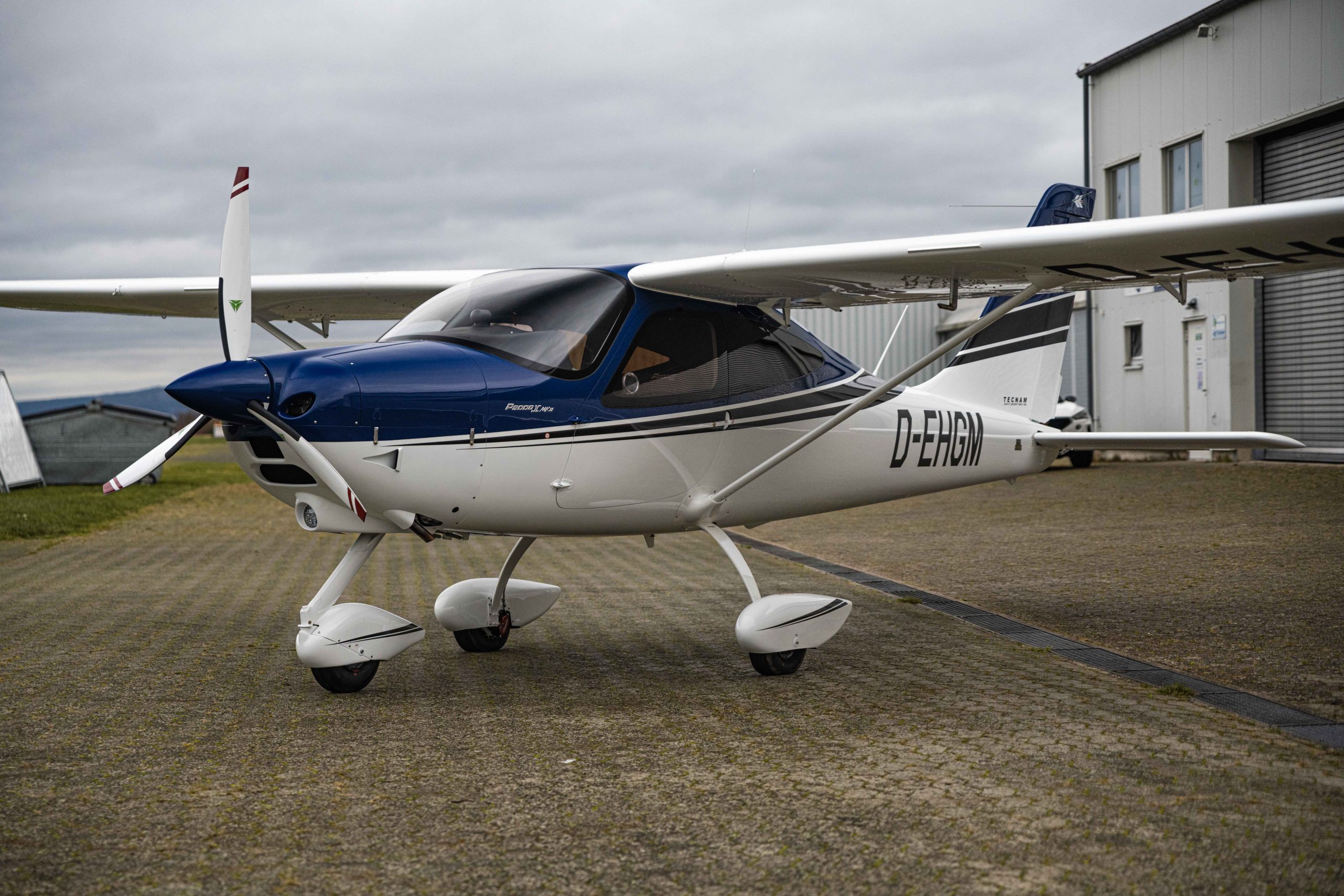 Front- und Seitenansicht Tecnam P2008JC (D-EHGM) vor Hangar – bereit zum Abheben