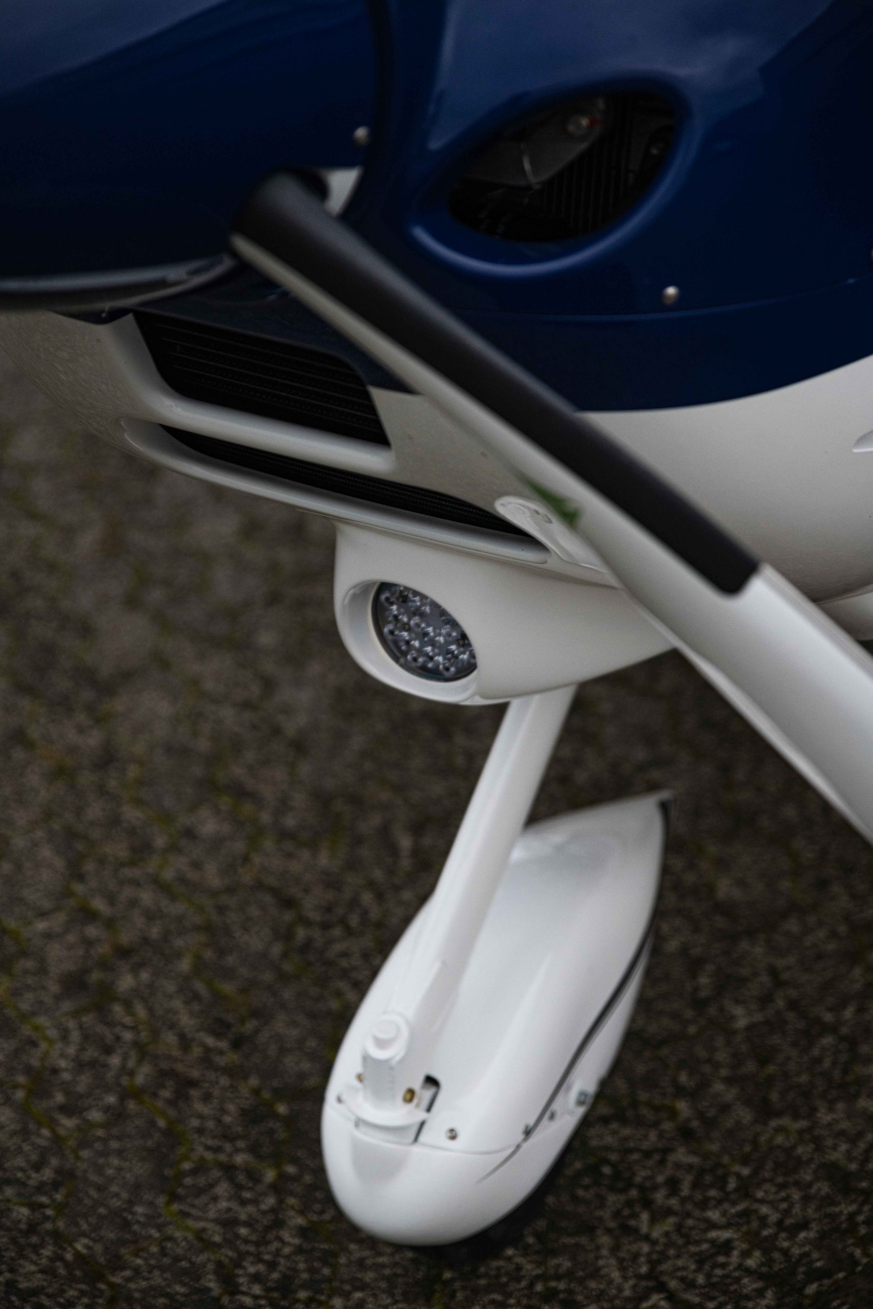Detailaufnahme Bugrad mit LED-Landeleuchte der Tecnam P2008JC