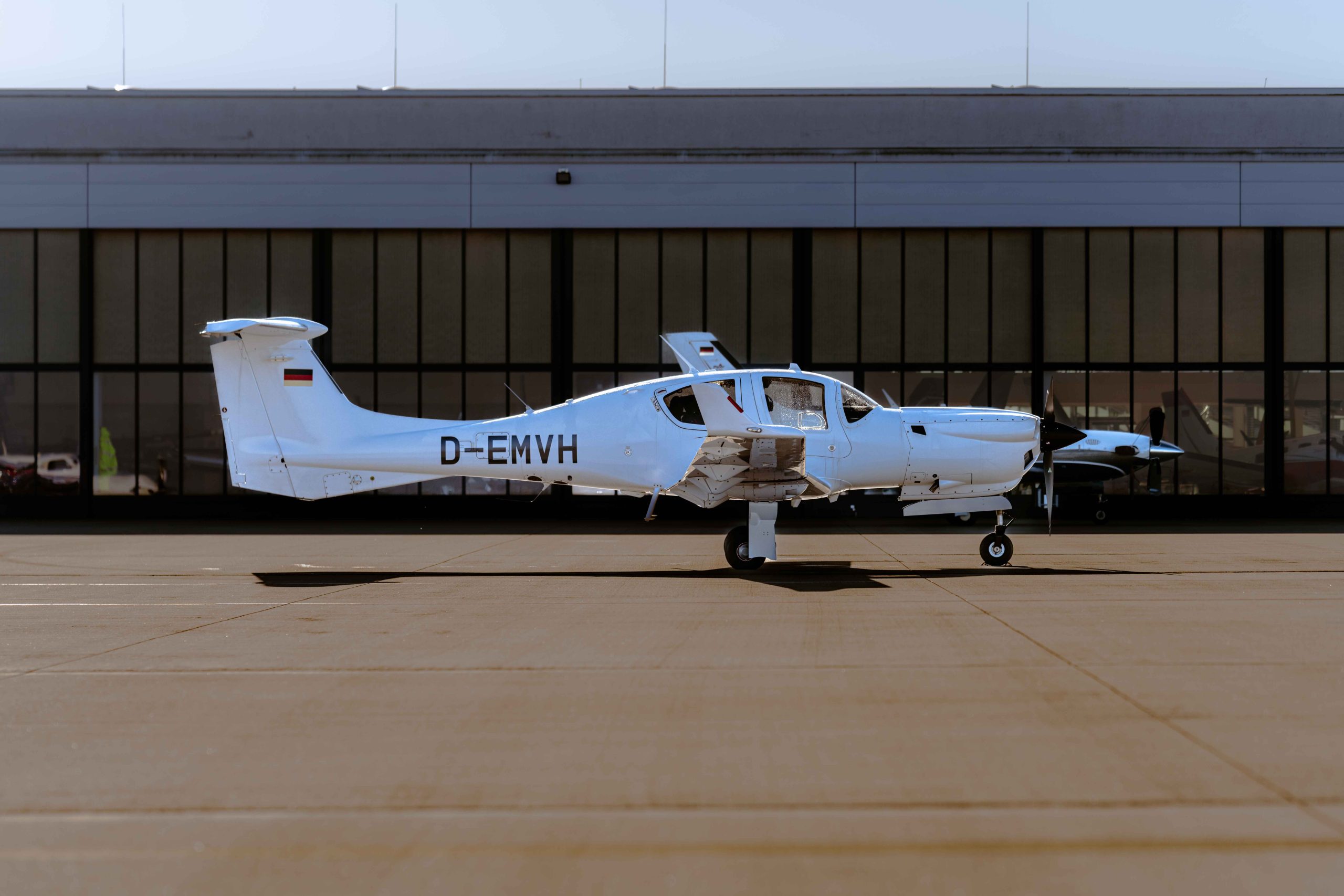 Diamond DA50 RG einmotoriges Reiseflugzeug auf dem Vorfeld eines Flughafens – modernes Design mit Einziehfahrwerk und effizienter Reiseperformance.