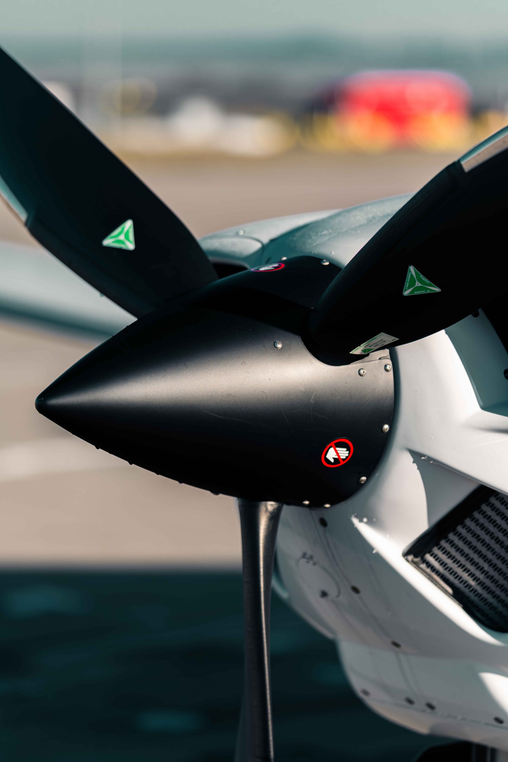 Der Propeller einer Diamond DA 50 RG. Sowohl der Spinner als auch die drei Blätter sind mattschwarz, als Kontrast zur weißen Maschine.