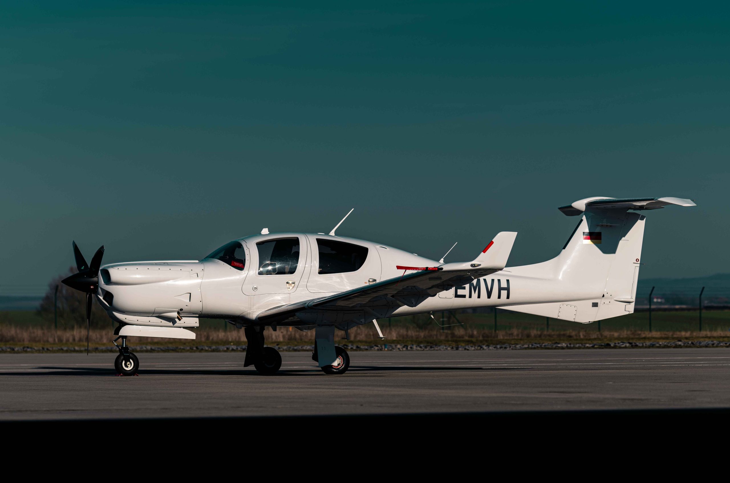 Diamond DA50 RG einmotoriges Reiseflugzeug auf dem Vorfeld des Flughafens Kassel-Calden.