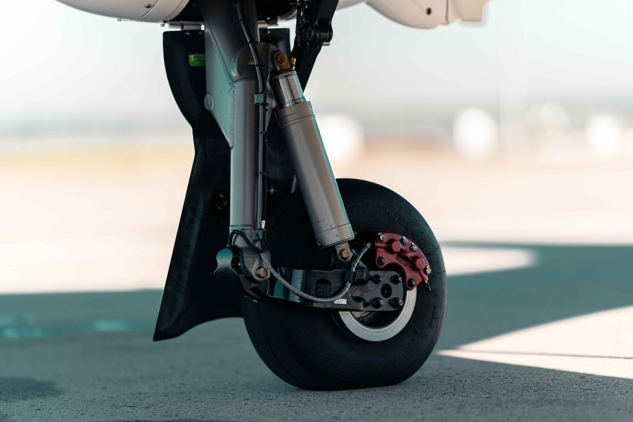 Detailaufnahme des vorderen Einziehfahrwerks der Diamond DA50 RG mit Federung, Bremssystem und Flugzeugrad