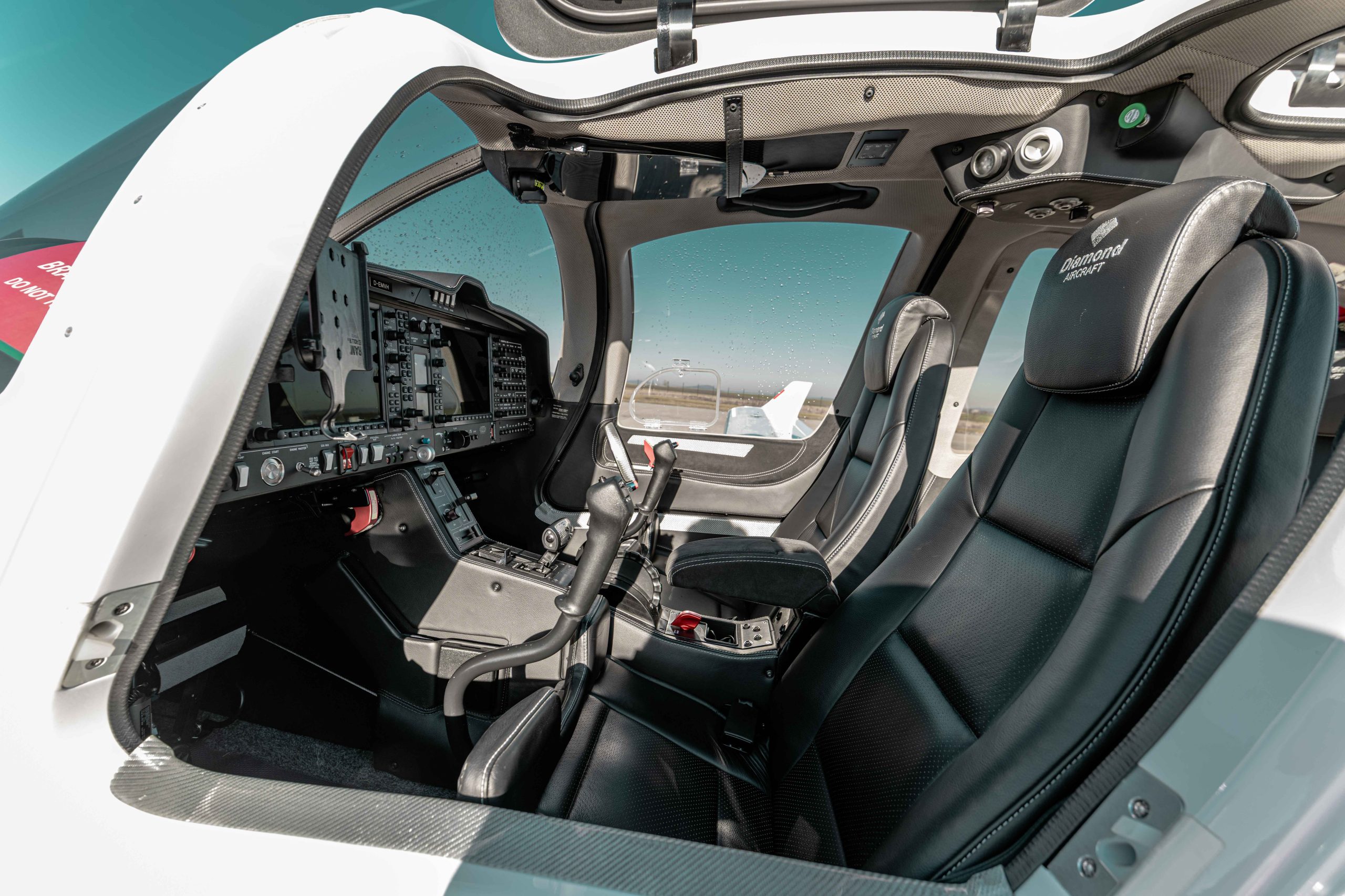 Das geräumige Cockpit der Diamond DA 50 RG bietet Dank modernster Avionik die ideale Flugerfahrung.