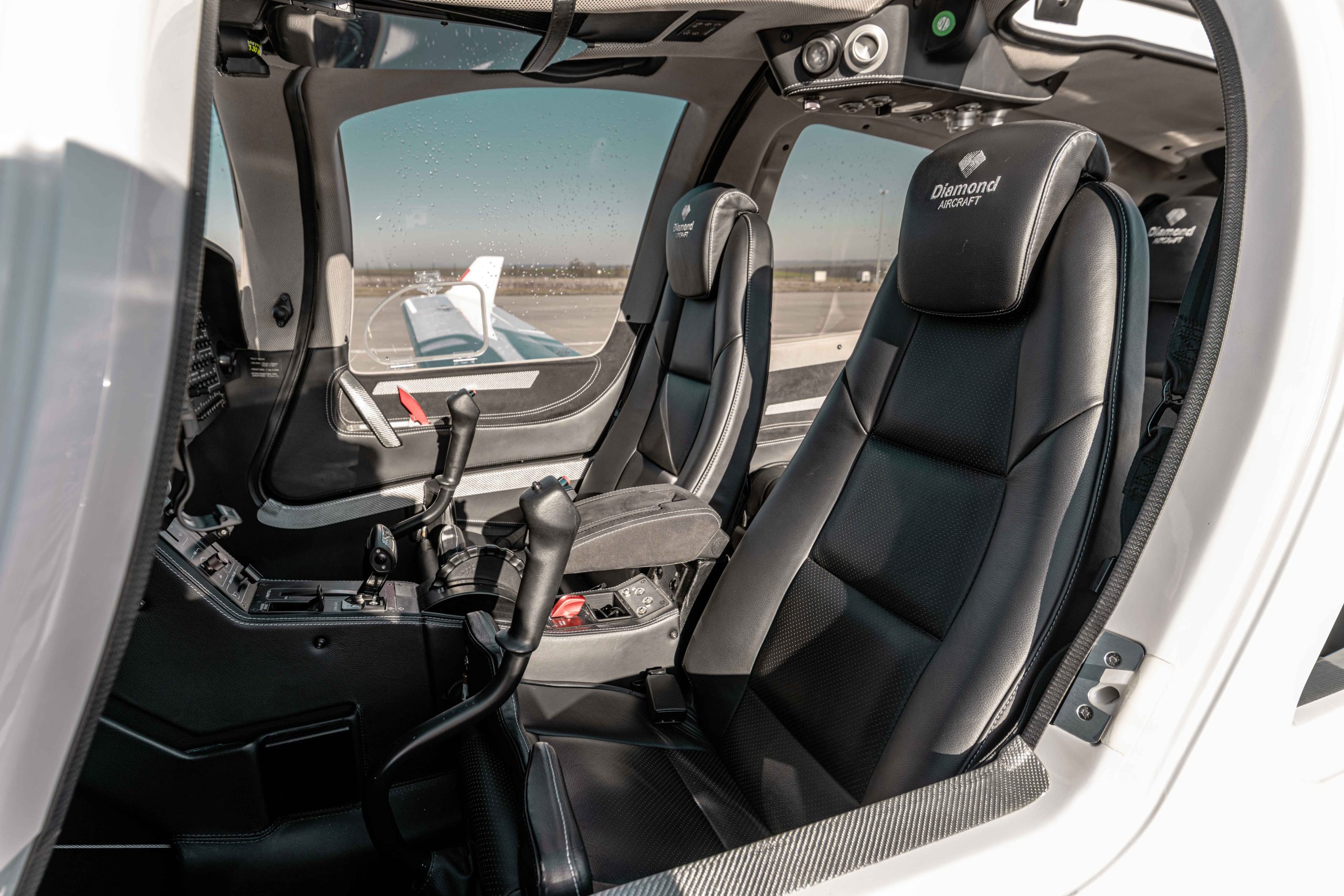 Das geräumige Cockpit der Diamond DA 50 RG bietet Dank modernster Avionik die ideale Flugerfahrung.