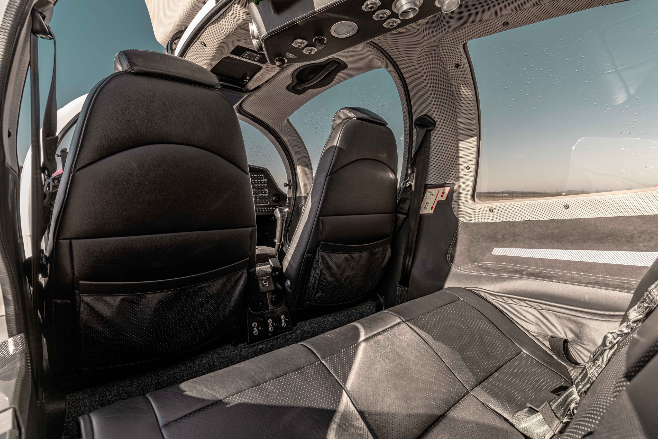 Die Diamond DA 50 RG bietet auch auf langen Strecken viel Platz und Komfort für drei Passagiere