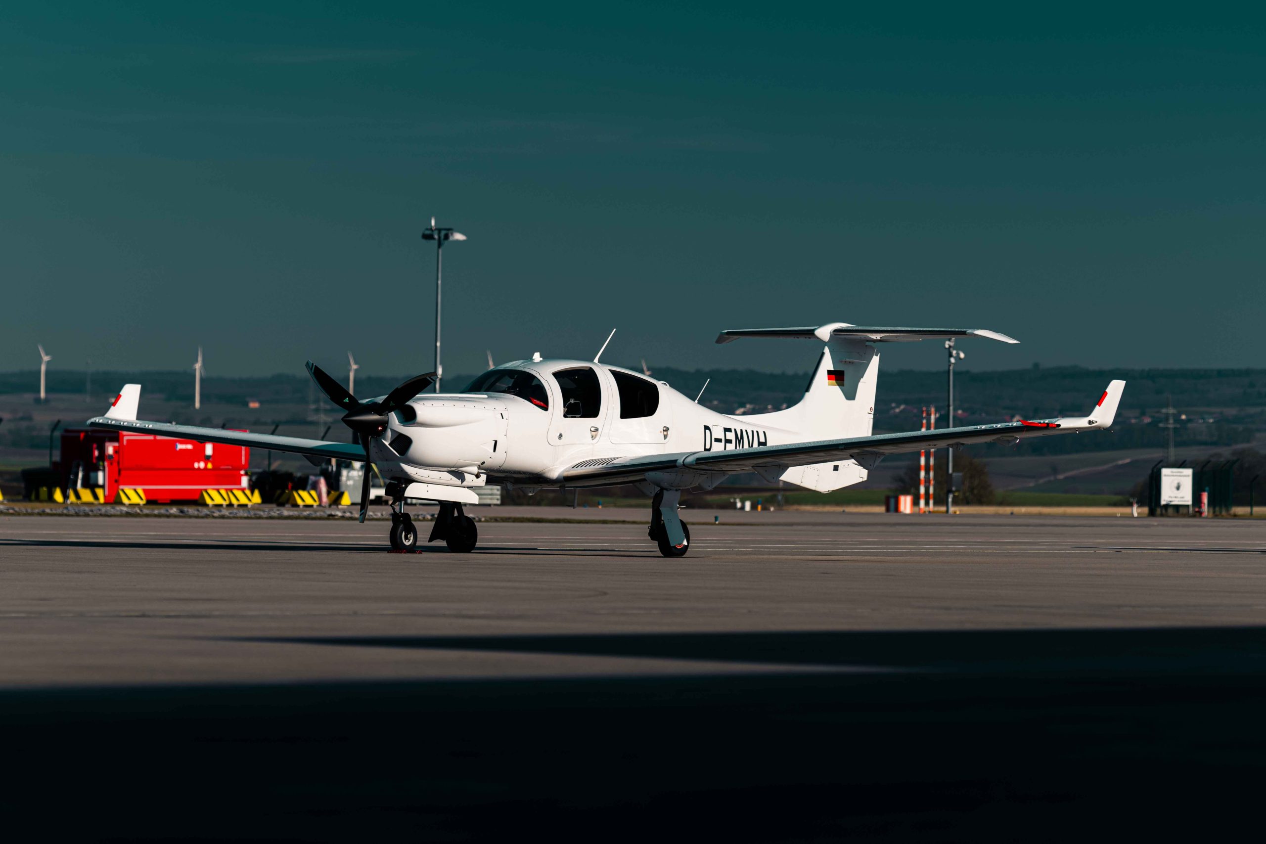 Diamond DA50 RG einmotoriges Reiseflugzeug auf dem Vorfeld eines Flughafens – modernes Design mit Einziehfahrwerk und effizienter Reiseperformance.