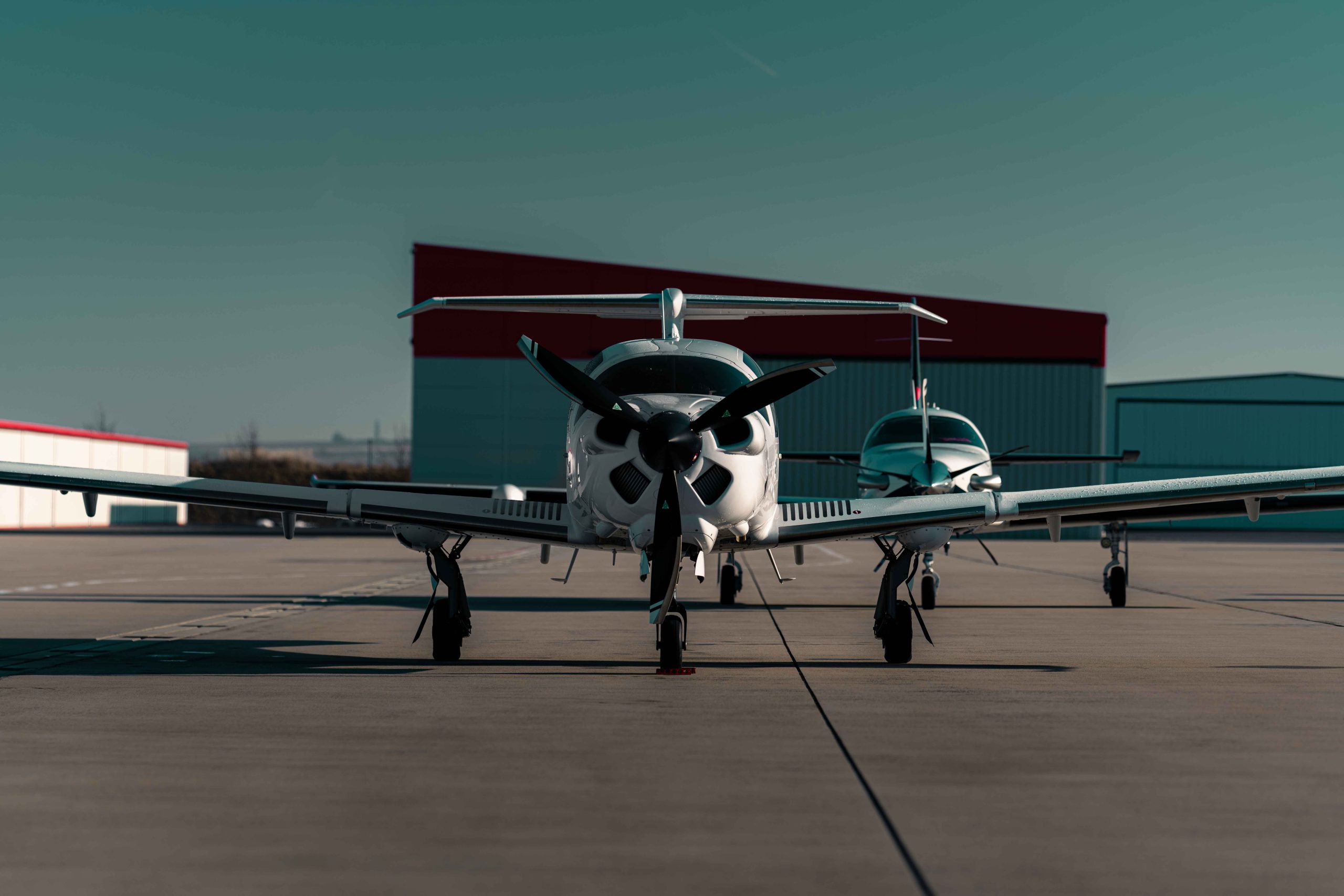 Diamond DA50 RG einmotoriges Reiseflugzeug auf dem Vorfeld eines Flughafens – modernes Design mit Einziehfahrwerk und effizienter Reiseperformance.