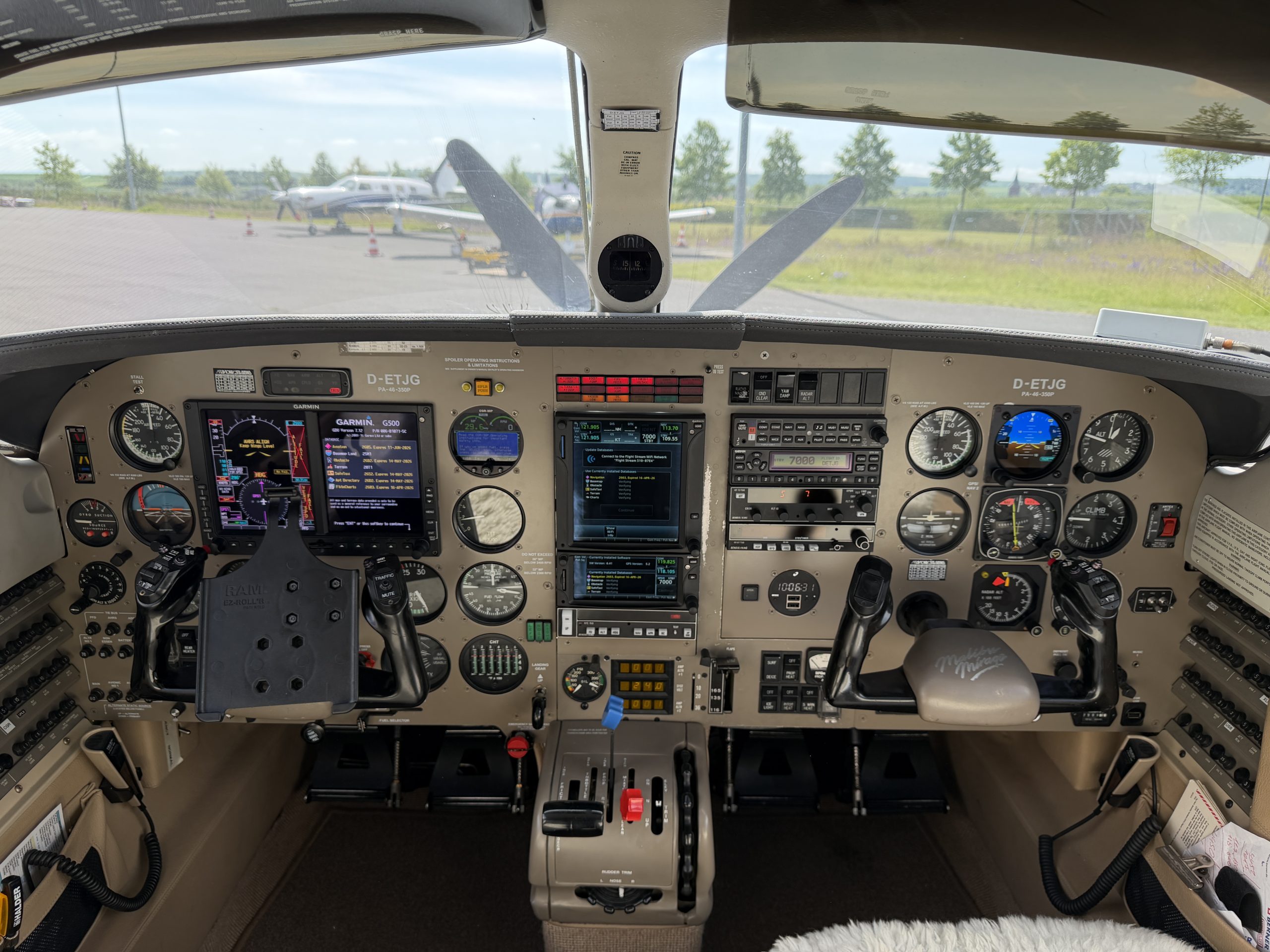 Blick auf die Fluginstrumente einer Piper Mirage 1992