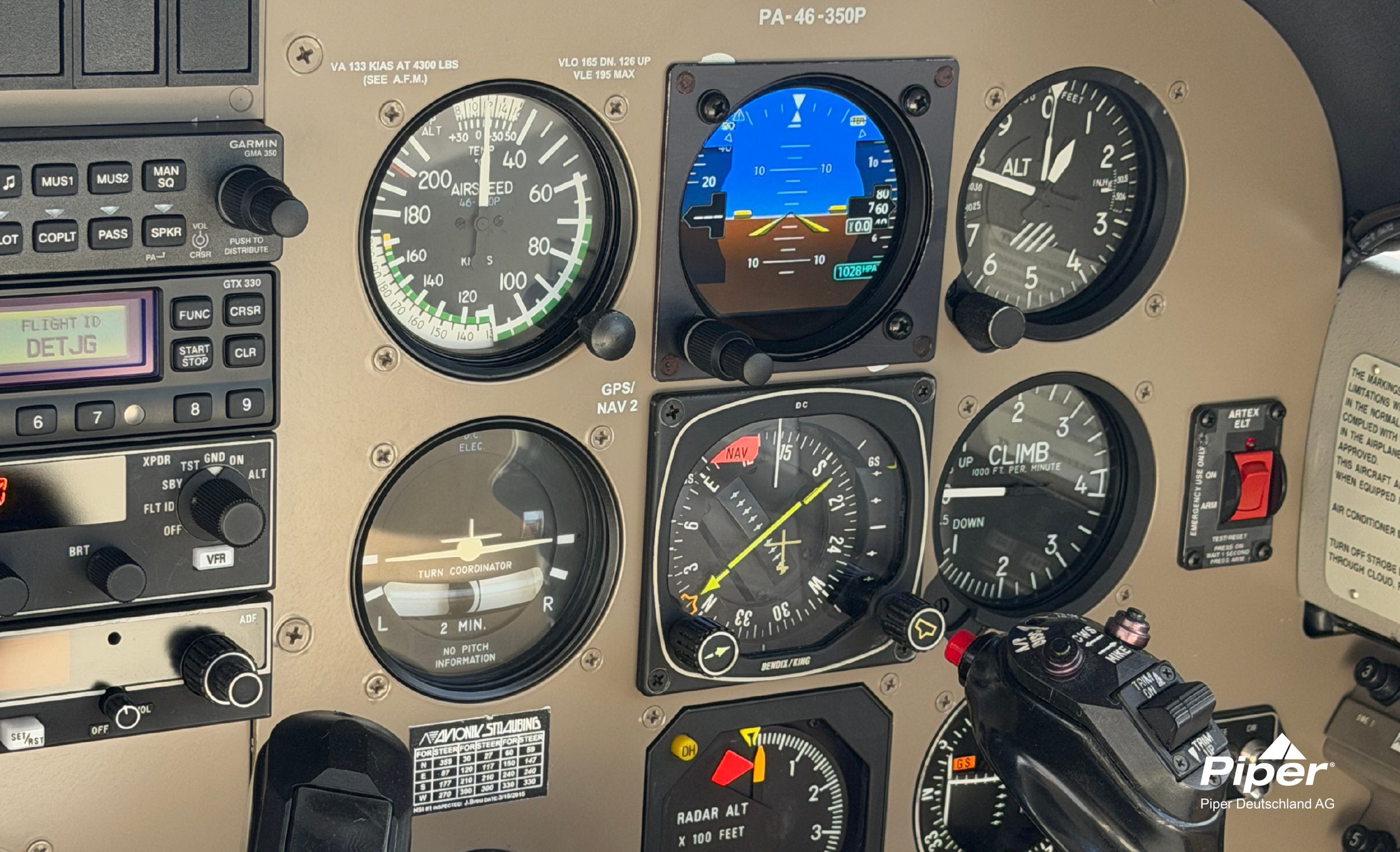 Blick auf die Fluginstrumente einer Piper Mirage 1992